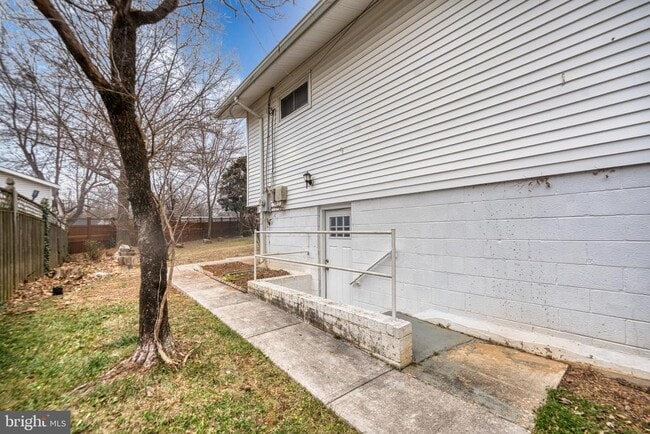 Building Photo - 4111 Landgreen St