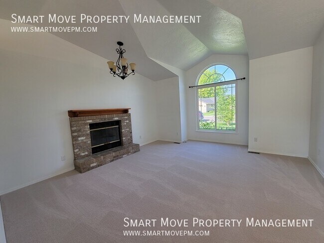 Building Photo - 108 W Crest Wood Dr