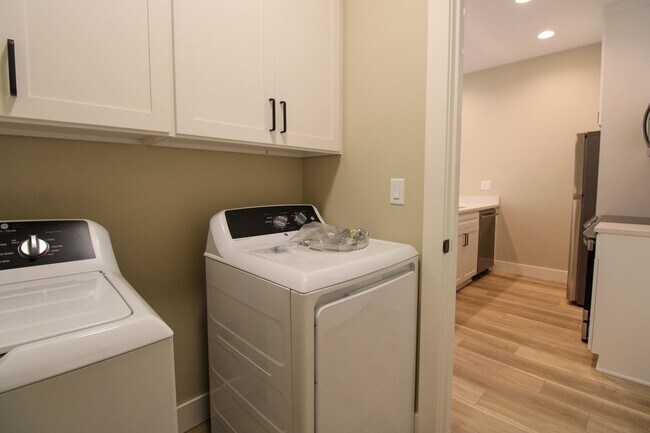Building Photo - COMMERCIAL1725