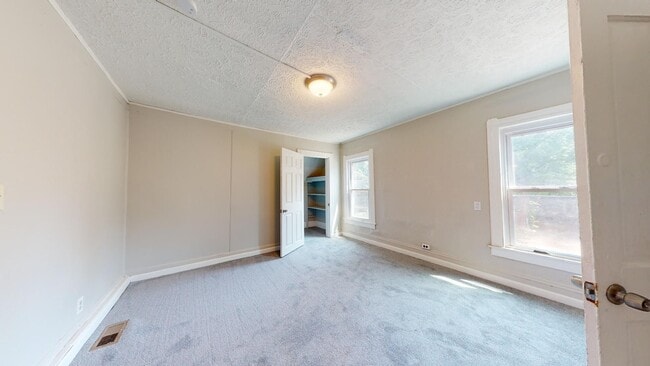 Building Photo - Huge 4 Bedroom Single Family House - almost 1500 SQ FT!