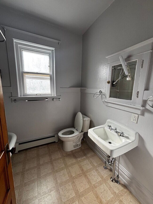 Building Photo - Spacious 1-Bedroom Apartment with Office Space Near Downtown Colorado Springs!