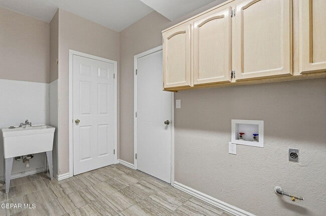 Building Photo - 825 Dulce Tierra Dr