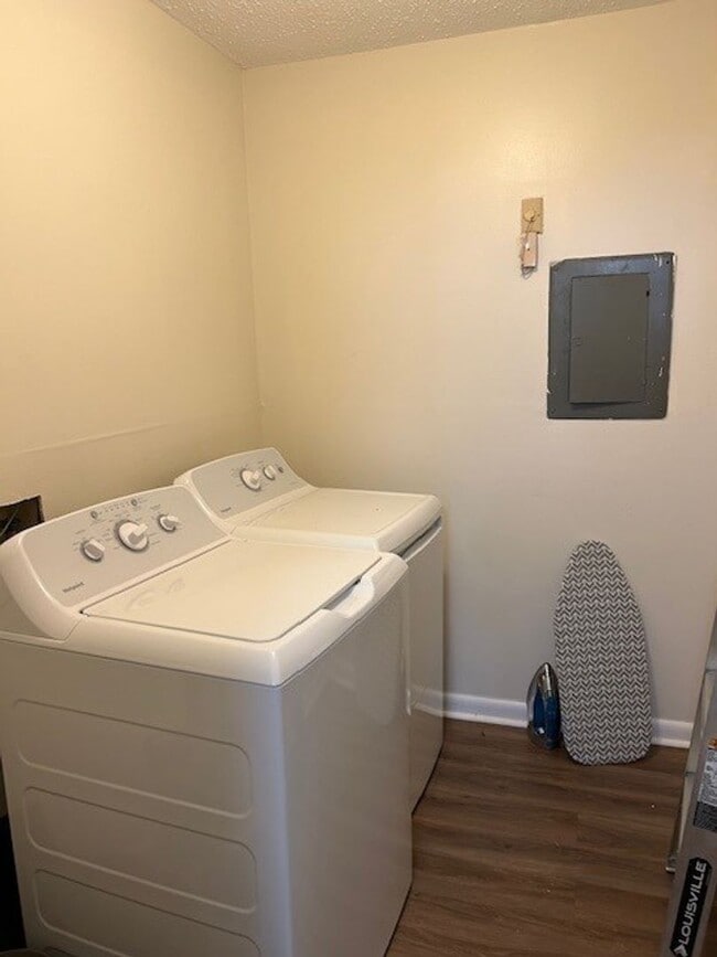 Building Photo - ***2 BED Condo Centrally located!!