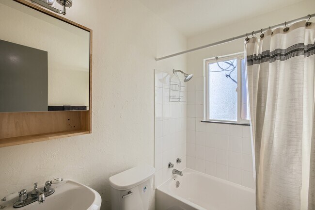 Building Photo - 940 S Arcadia St