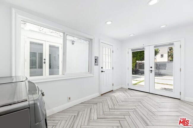Building Photo - 7614 Willoughby Ave
