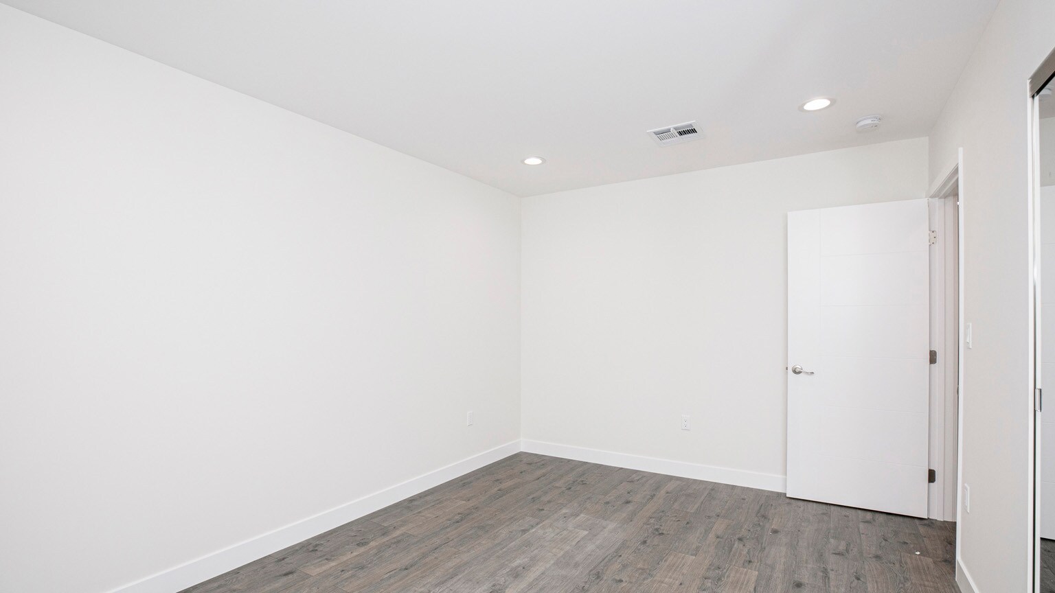 Building Photo - 10422 Woodley Ave