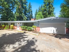 Building Photo - New Kitchen!! Beautiful family home w/extr...