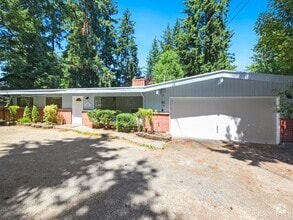 Building Photo - New Kitchen!! Beautiful family home w/extr...
