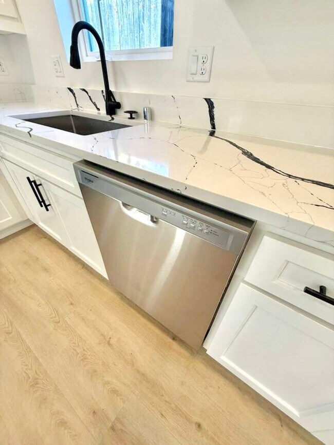 Building Photo - Arbor Heights 2-Bedroom Home in a Prime Location