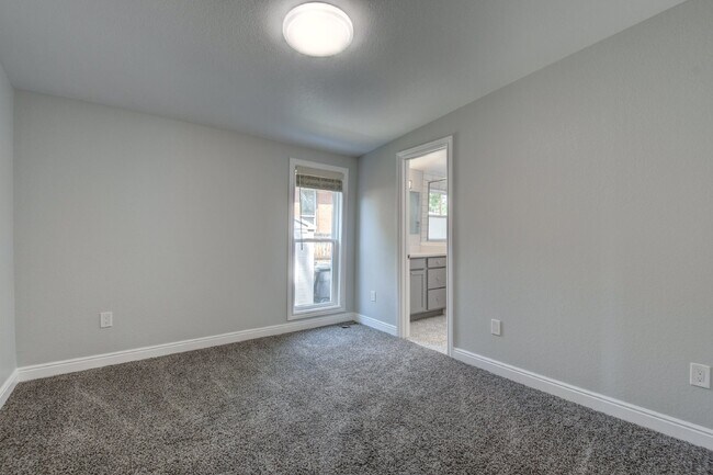 Building Photo - New Sunnyside House, Full Remodel, 2Bed/2Bath