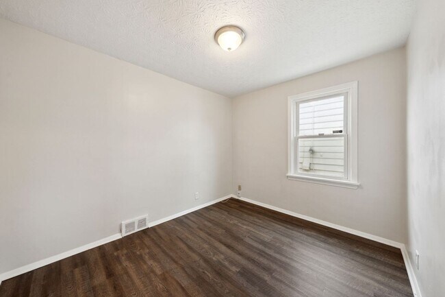 Building Photo - Beautiful Home in South Euclid