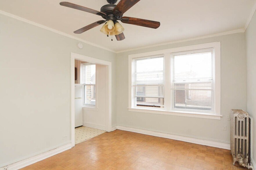 Building Photo - 653 W Belmont Ave