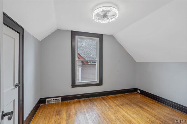 Building Photo - 944 Bellevue Ave
