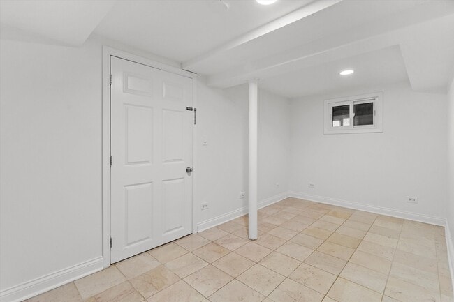 Building Photo - 2545 W Lunt Ave