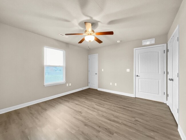 Building Photo - Spacious 3-Bedroom Townhome in Prime Colonial Highlands Location