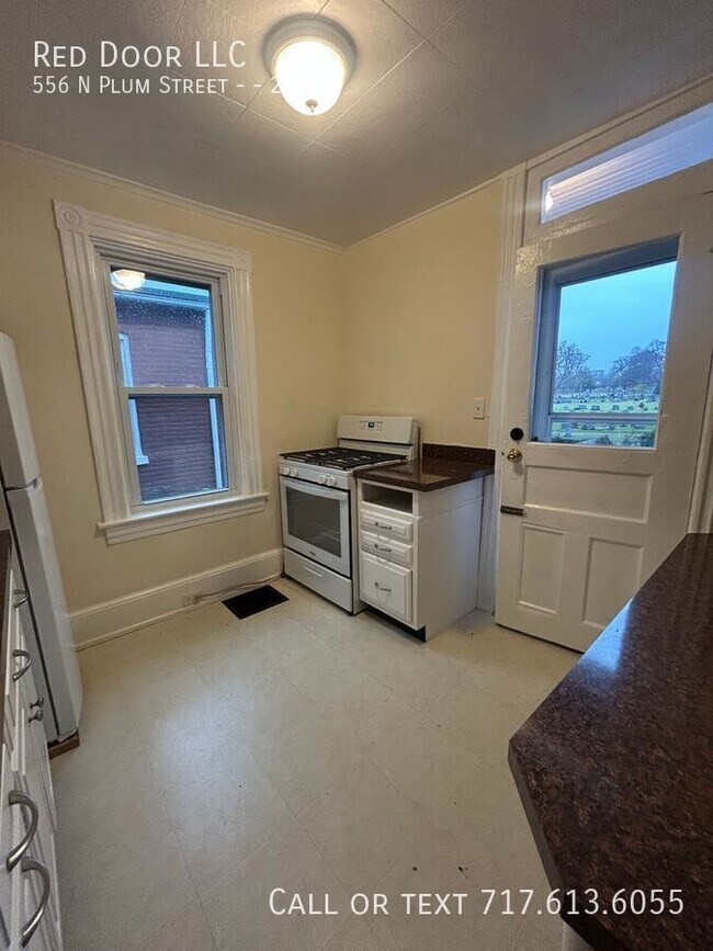 Building Photo - 556 N Plum St