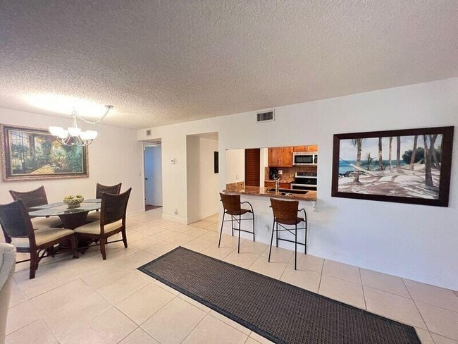 Building Photo - 825 Egret Cir