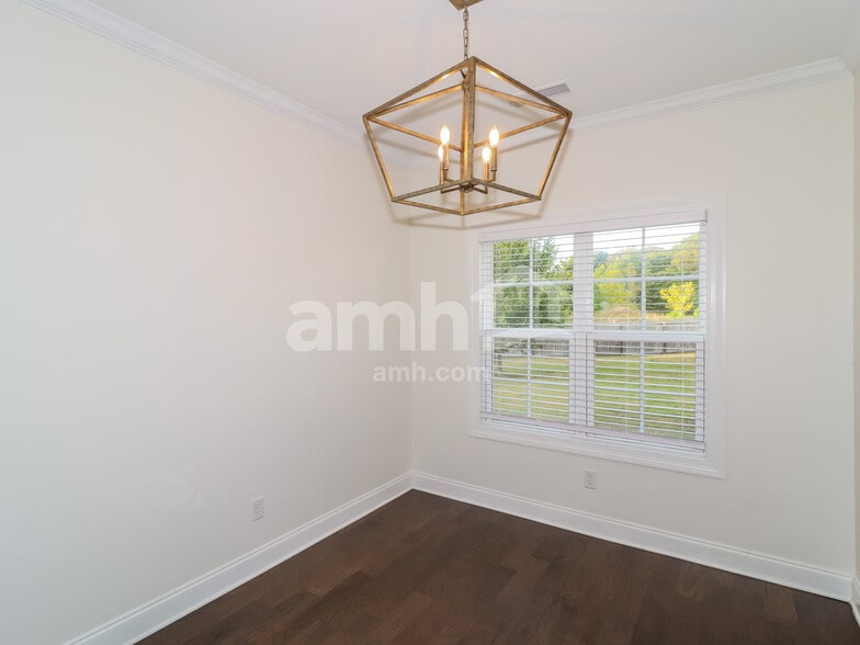 Building Photo - 3284 Vineyard Dr S