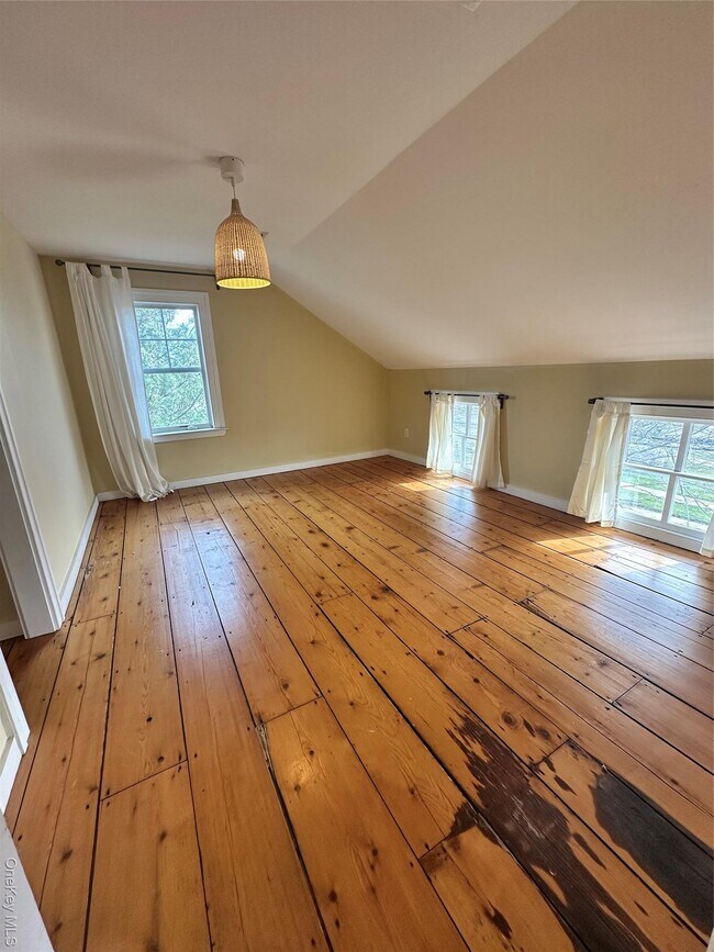 Building Photo - 744 Main St