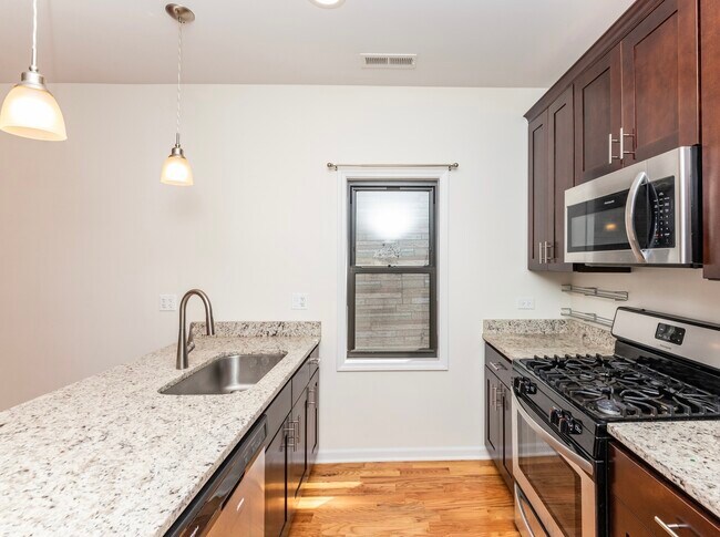 Building Photo - 1722 N Artesian Ave