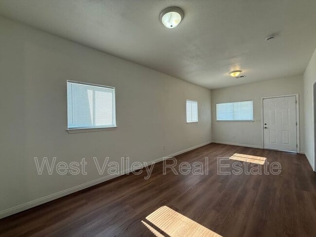 Building Photo - 516 2nd St