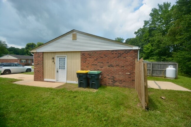 Building Photo - Great - 1 BEDROOM - Bright Open Floor Plan !!