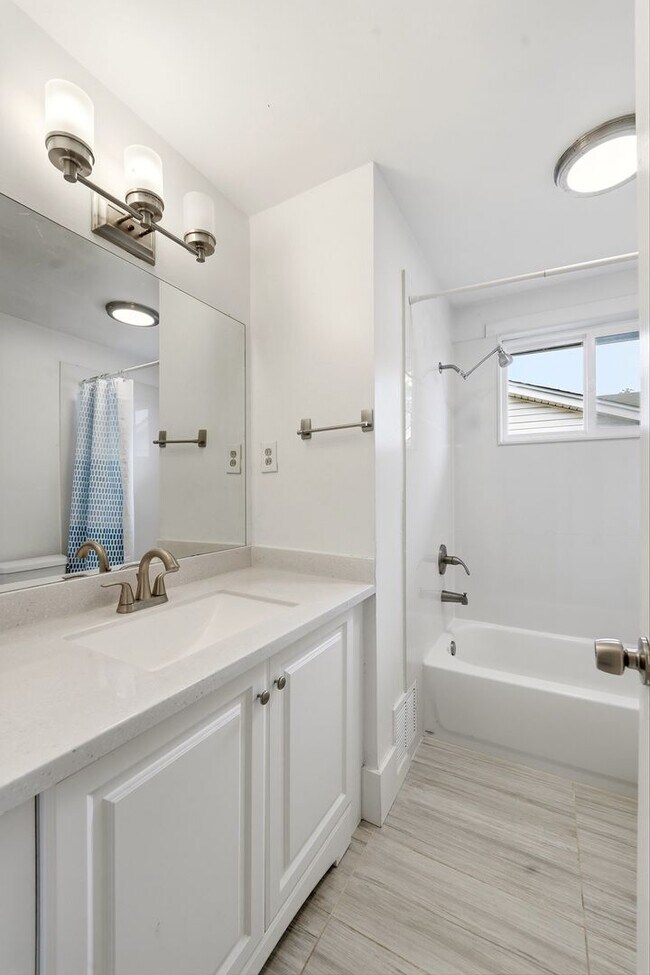 Building Photo - 5 bedroom, 3 1/2 bath, home with two master suites and 2 car garage.