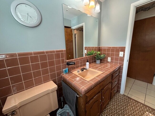 Building Photo - Fully Furnished, Turn Key Lake Front Home in Caledonia!