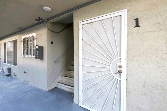 Building Photo - 1008 N Stanley Ave