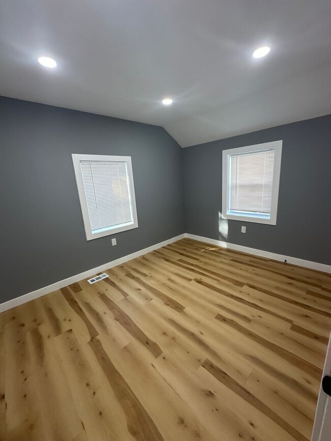 Building Photo - Beautiful renovated 3 bedroom townhome