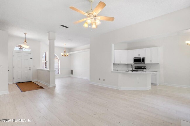 Building Photo - 1722 Branch Vine Dr W