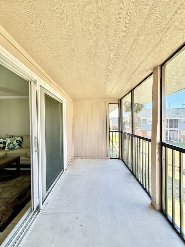 Building Photo - 200 Country Club Dr