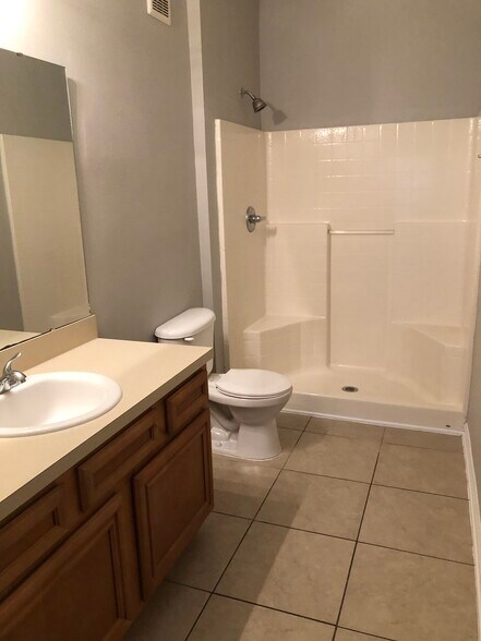 Building Photo - 8226 Green Parrot Rd