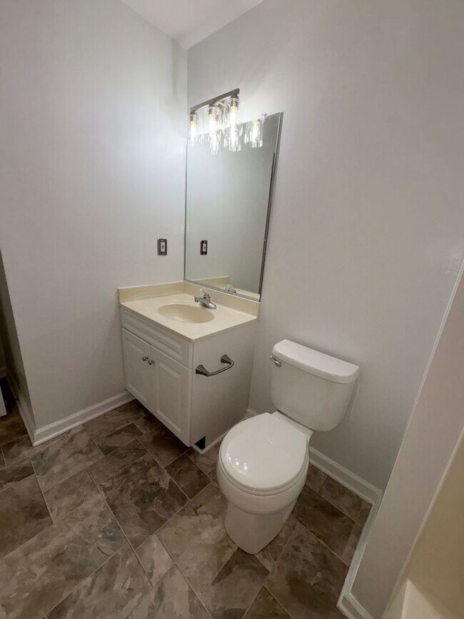 Building Photo - LARGE 2ND FLOOR CONDO
