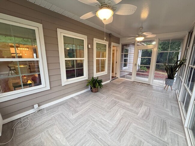 Building Photo - 4 Bedroom 3.5 Bath House in St. Johns Lake - Johns Island