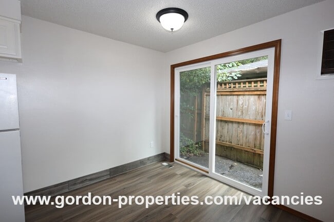 Building Photo - Webster Rd - Gladstone 2 bedroom duplex
