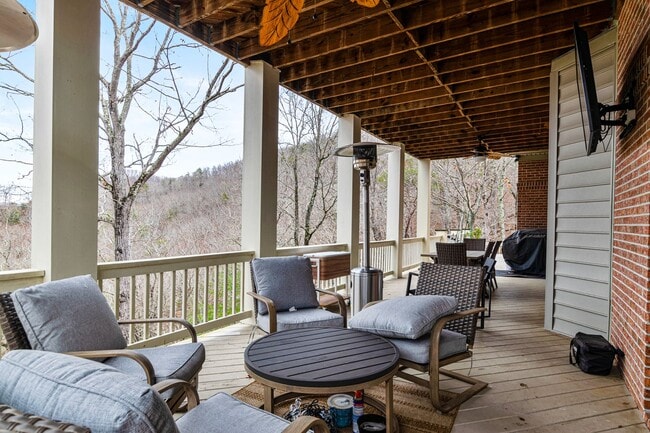 Building Photo - Spacious Home with Mountain Views in Black...