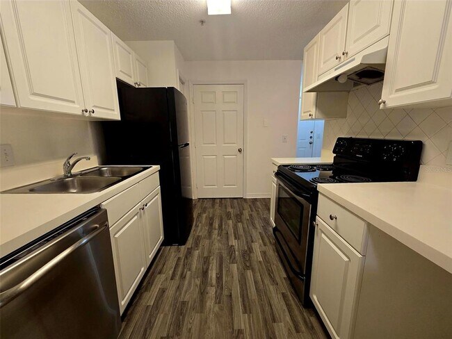 Building Photo - 18001 Richmond Pl Dr