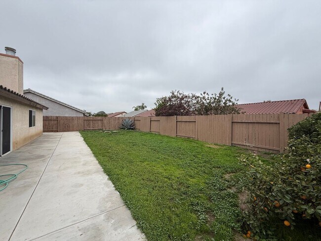 Building Photo - Bright 3 Bed / 2 Bath Home with Open Layout & Private Backyard