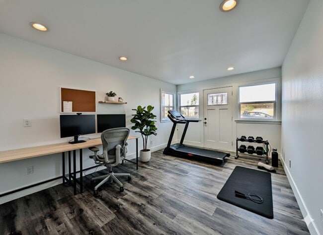 Building Photo - Modern Luxury Meets Small Town Charm in Your New Gladstone Home!