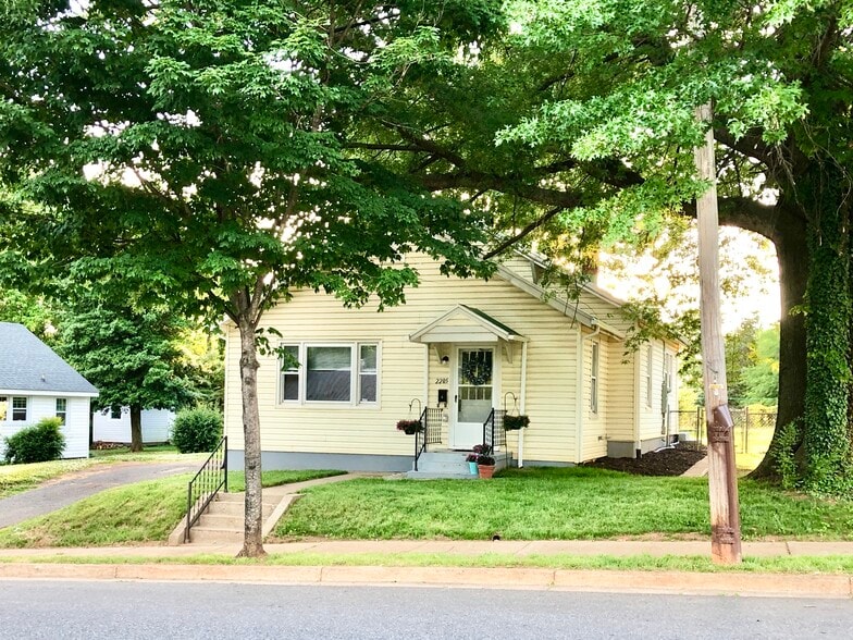 3BR Home w/Off-Street Parking 4+ Cars - 2205 Mayflower Dr