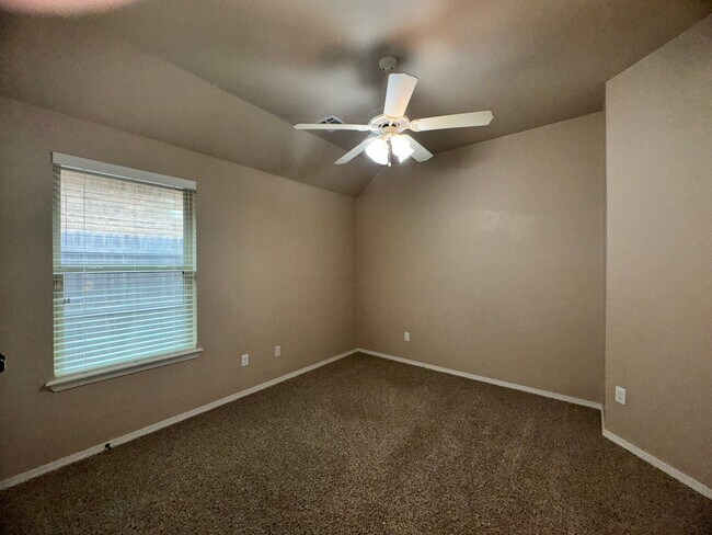 Building Photo - 3 Bed 2 Bath in Edmond!