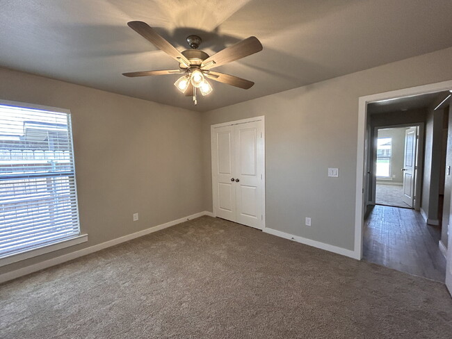 Building Photo - 3 Bedroom 2 Bathroom