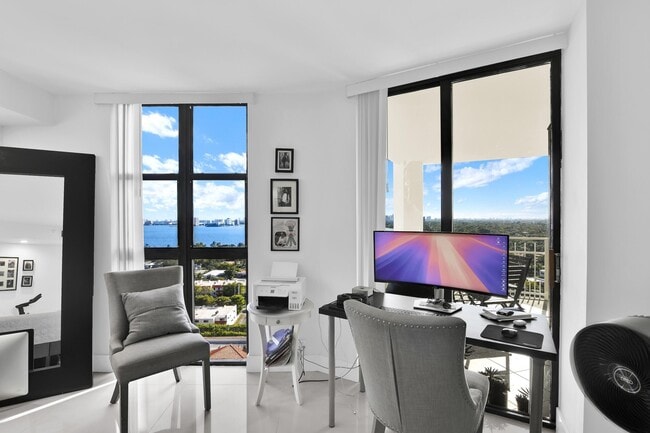 Building Photo - 1000 NE Quayside Terrace