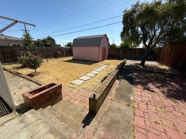 Building Photo - 2517 Alameda St