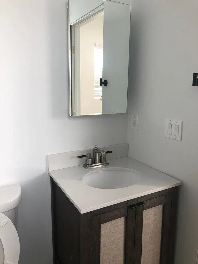 Building Photo - 817 S Bedford St