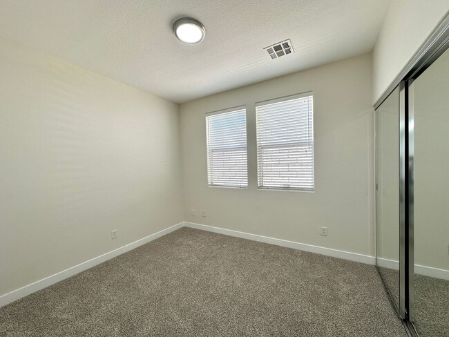 Building Photo - Granite Peaks At Summerlin
