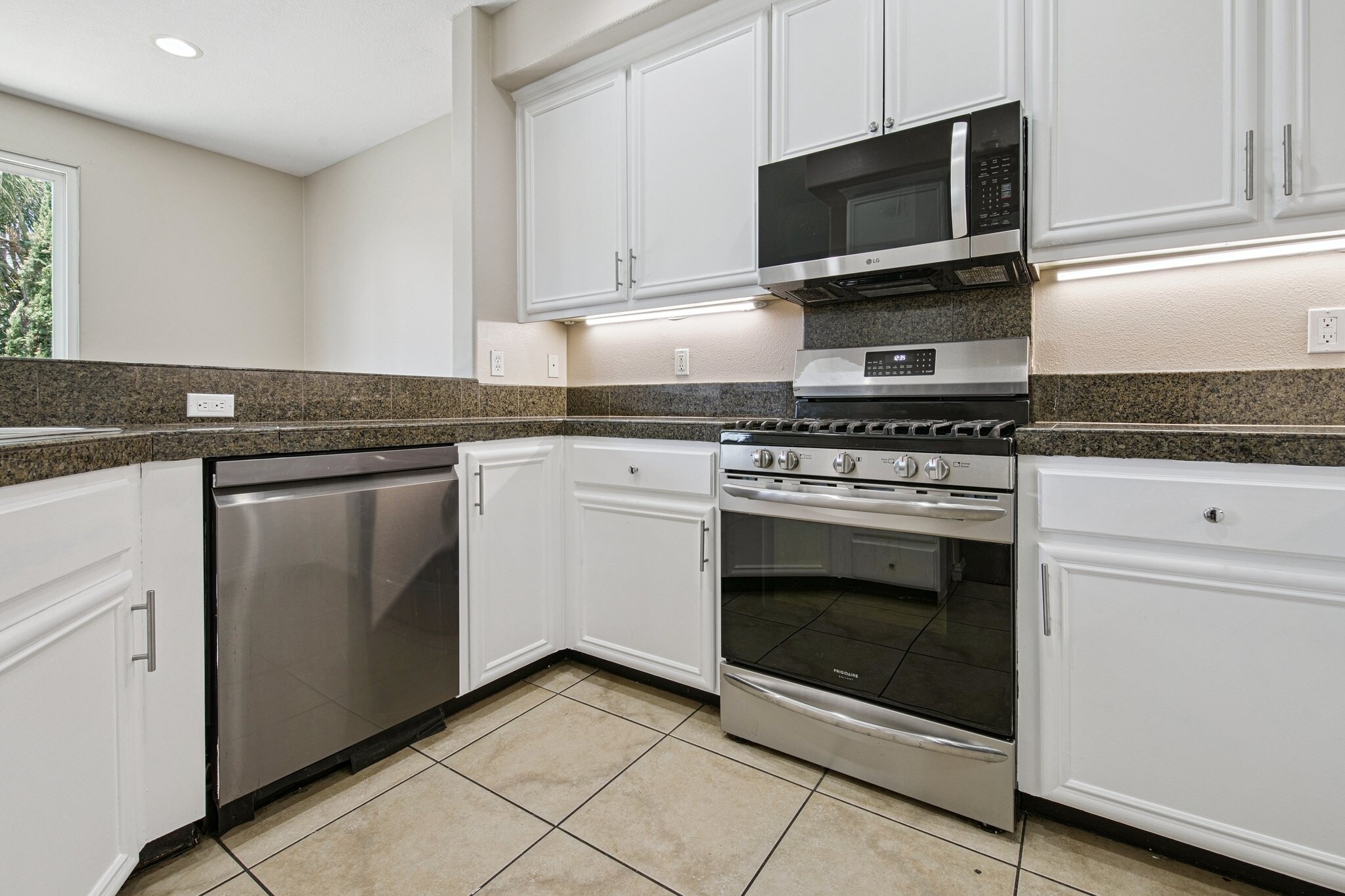 Building Photo - 9449 Hendrix Ln