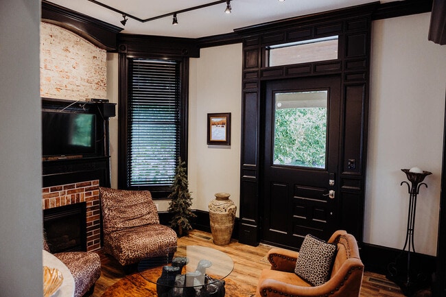 Building Photo - 275 S Limestone