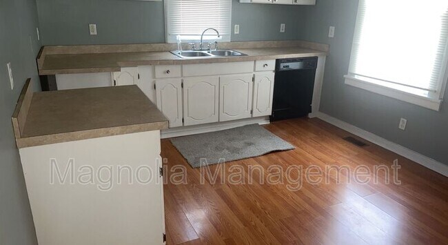 Building Photo - 1307 S Chestnut St